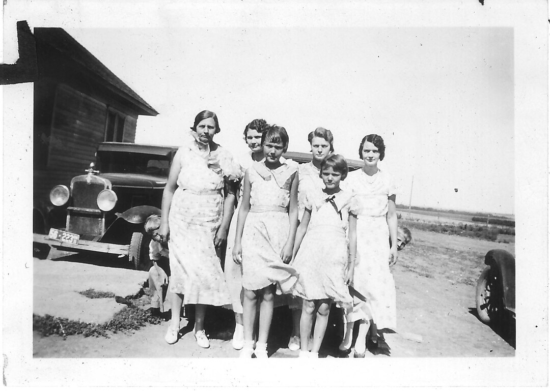 Photograph (124)
1933, Gaylord, KS.  Bertha with Irene, Lula, Frances, Dorothy and Marie, Margaret is missing.
