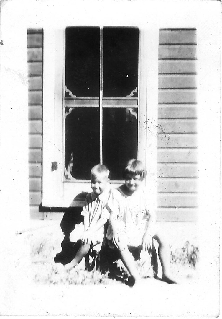 Photograph (130)
1925, Kansas.  Jim and Jean Glenn.
